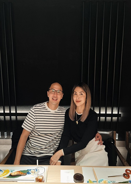 Tăng Thanh Hà còn được chồng tặng những món quà ý nghĩa như hai chiếc nồi để cô thỏa mãn niềm đam mê nấu nướng, hay loài hoa tulip trắng cô yêu thích.