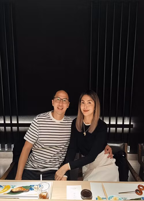 Tăng Thanh Hà còn được chồng tặng những món quà ý nghĩa như hai chiếc nồi để cô thỏa mãn niềm đam mê nấu nướng, hay loài hoa tulip trắng cô yêu thích.