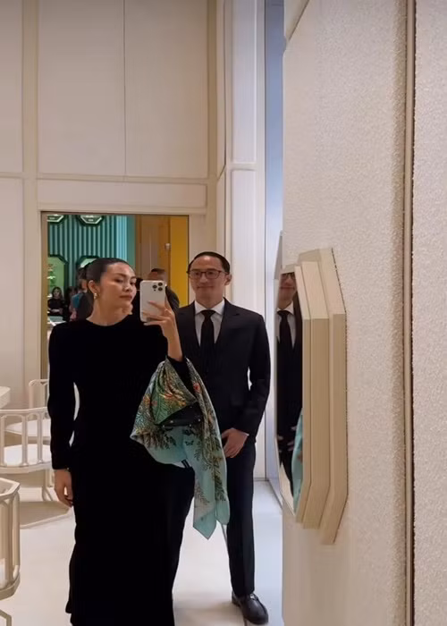 Cũng chia sẻ hình ảnh trong chuyến công tác, Tăng Thanh Hà gọi chồng là "người duy nhất và đặc biệt".