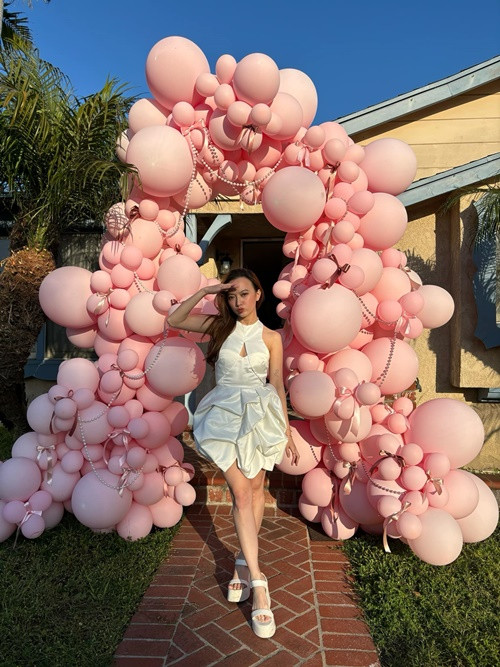 Năm 2019, Xuân Nghi công khai hẹn hò bạn trai lâu năm. Khoảng 1-2 năm trở lại đây, nữ ca sĩ không chia sẻ về chuyện tình cảm.