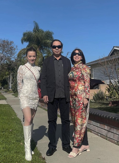 Nữ ca sĩ đón Tết Nguyên đán bên bố mẹ.