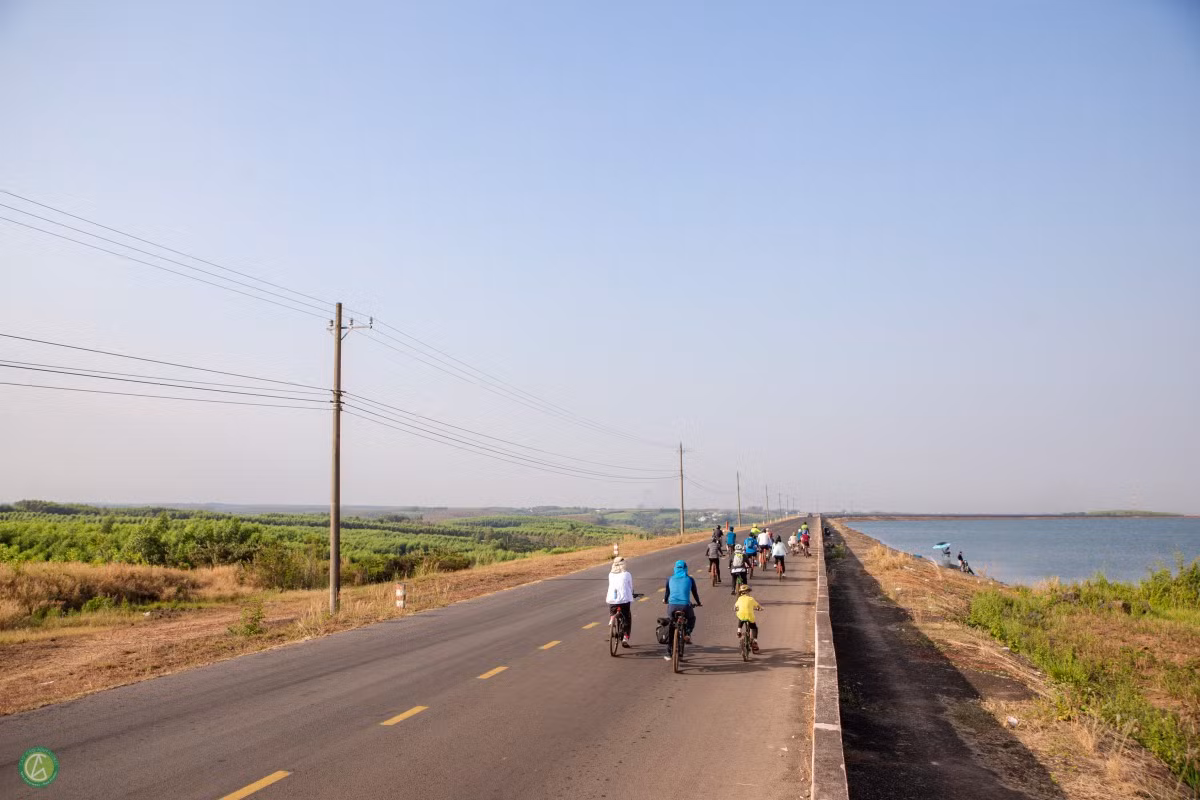 Từ điểm tập trung tại quận 1, TPHCM, du khách sẽ được trung chuyển đến Đồng Nai. Đến đây, du khách dùng bữa sáng, nhận xe đạp, làm quen và bắt đầu hành trình đạp xe. Mã Đà là cung đường lý tưởng cho người tham gia có thể khám phá quanh năm, mùa khô có thời tiết khô ráo, mùa mưa lại mát mẻ. Ảnh: Cào Cào Adventures