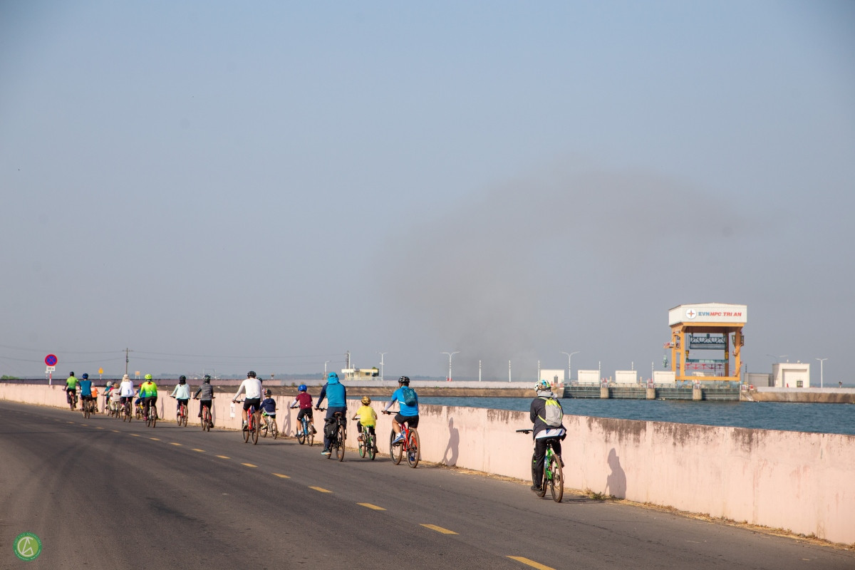 Trong hình là một đoạn đường dọc bờ đập hồ Trị An dài khoảng 12km, thuộc nhà máy thủy điện Trị An, được xây dựng trên sông Đồng Nai. Ảnh: Cào Cào Adventures