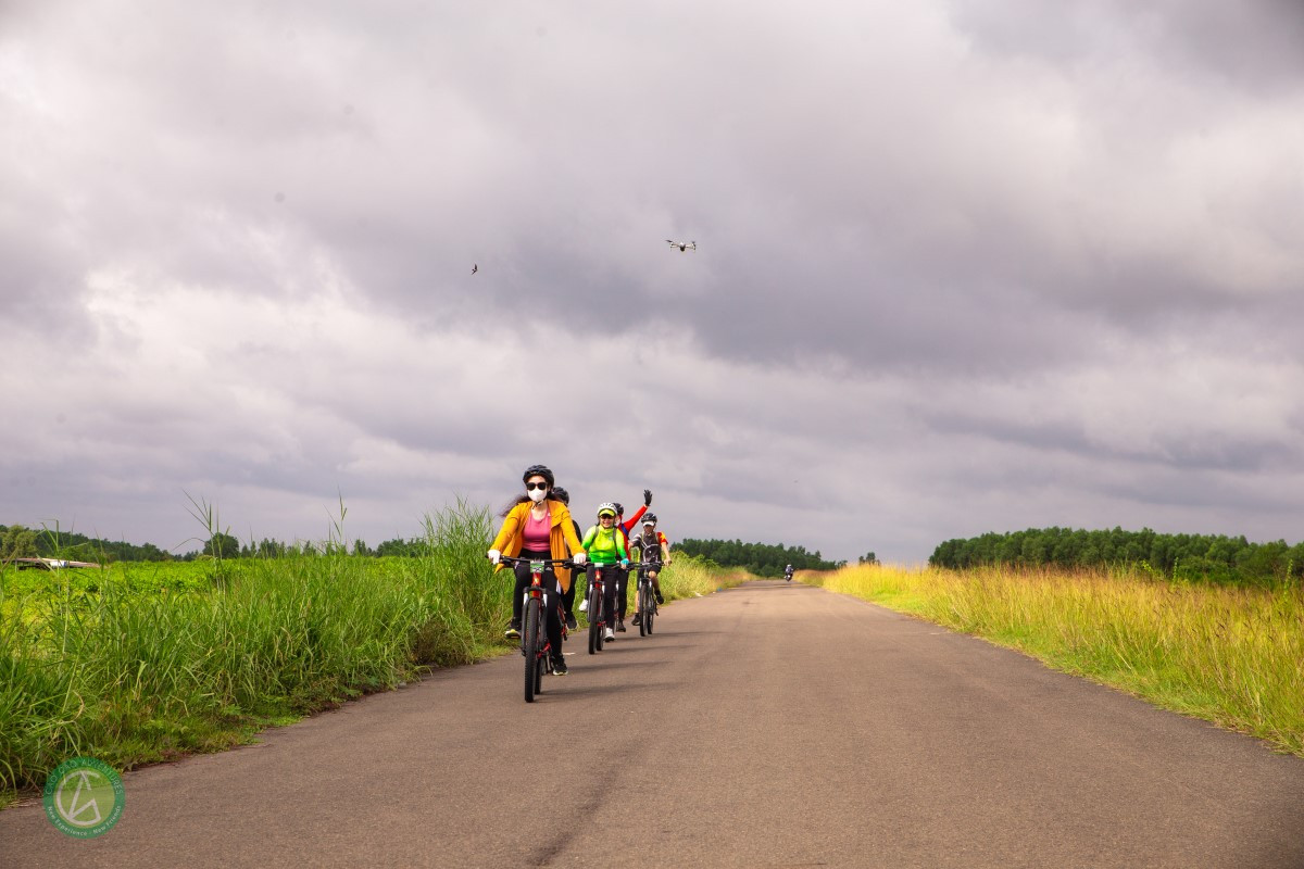 “Tham gia trải nghiệm cùng con là khoảng thời gian tôi và con thật sự kết nối và làm bạn cùng nhau thông qua đạp xe, chèo sup, bơi lội… mà không bị xao nhãng bởi công việc hay điện thoại. Ngoài ra, thường xuyên tham gia hoạt động ngoài trời cũng giúp con trở nên tự tin hơn, nâng cao tính tự lập cũng như kỹ năng giao tiếp xã hội”, chị Trần Bích Ngọc, du khách trải nghiệm chuyến đi, chia sẻ. Ảnh: Cào Cào Adventures