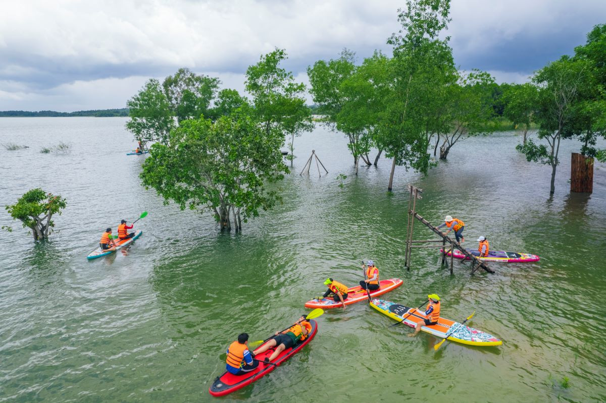 Du khách tham gia hoạt động chèo sup tại hồ Trị An. Ảnh: Cào Cào Adventures