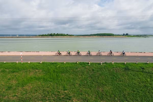 Đoạn đầu cung đường, đoàn khách đạp xe dọc theo bờ đập hồ Trị An. Ảnh: DucHieuMedia