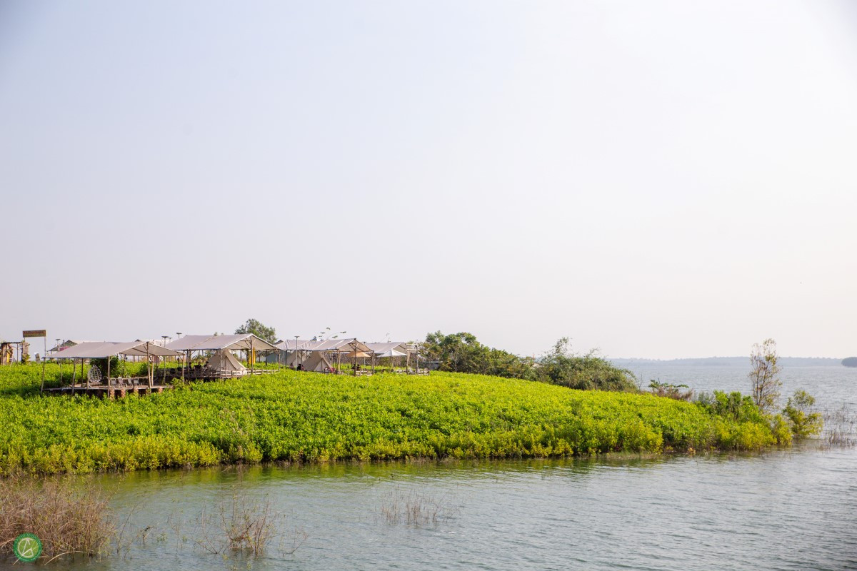 Điểm dừng của hành trình là ven bờ hồ Trị An. Tại đây, du khách sẽ thưởng thức bữa trưa, tận hưởng làn nước trong mát của hồ và tham gia hoạt động chèo sup. Ảnh: Cào Cào Adventures