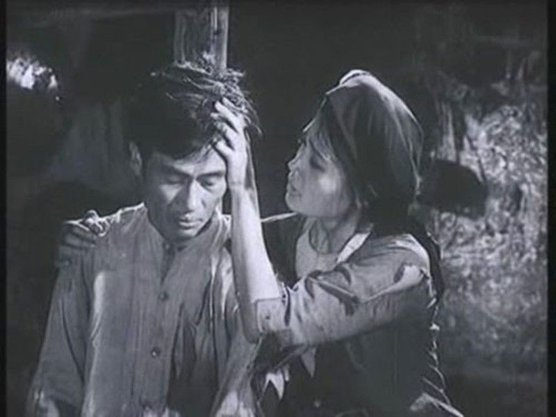 Ông gây ấn tượng khi đóng vai anh Dậu trong bộ phim Chị Dậu. Do vai anh Dậu có ít đất diễn, nghệ sĩ Anh Thái luôn cố gắng tìm tòi, sáng tạo từng hành động ví như nhân vật túm một chỗ áo rách như muốn chúng lành lại khi gặp vợ Nghị Quế. Ảnh: Tiền Phong.