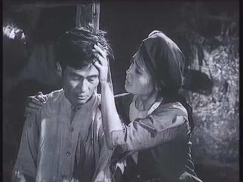 Ông gây ấn tượng khi đóng vai anh Dậu trong bộ phim Chị Dậu. Do vai anh Dậu có ít đất diễn, nghệ sĩ Anh Thái luôn cố gắng tìm tòi, sáng tạo từng hành động ví như nhân vật túm một chỗ áo rách như muốn chúng lành lại khi gặp vợ Nghị Quế. Ảnh: Tiền Phong.