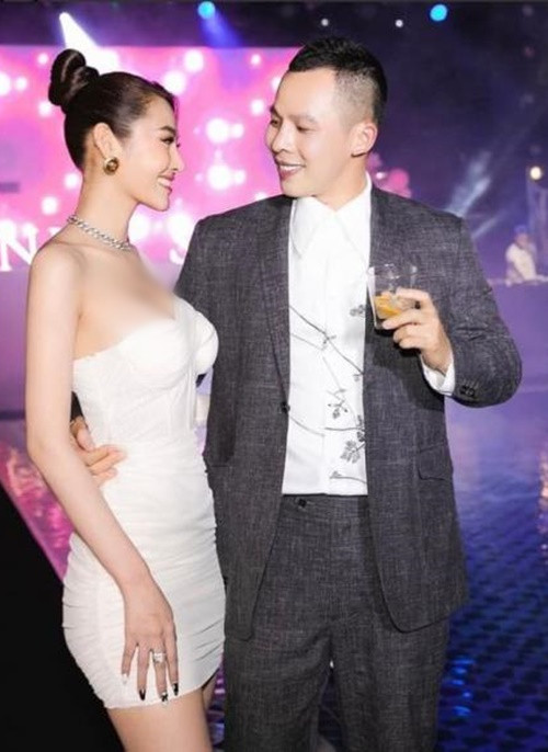 Năm 2021, Linh Chi bất ngờ đăng ảnh chụp cùng Khắc Tiệp và viết: "Kỷ niệm là thứ quý giá nhất. Không phải vì nó đẹp hay không đẹp. Mà vì nó đã qua rồi thì sẽ không bao giờ tìm lại được". Ảnh: FBNV.