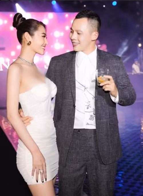 Năm 2021, Linh Chi bất ngờ đăng ảnh chụp cùng Khắc Tiệp và viết: "Kỷ niệm là thứ quý giá nhất. Không phải vì nó đẹp hay không đẹp. Mà vì nó đã qua rồi thì sẽ không bao giờ tìm lại được". Ảnh: FBNV.