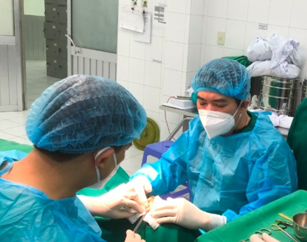 Nhieu quy ong trung tu nhan sac, nang nguc, don mong