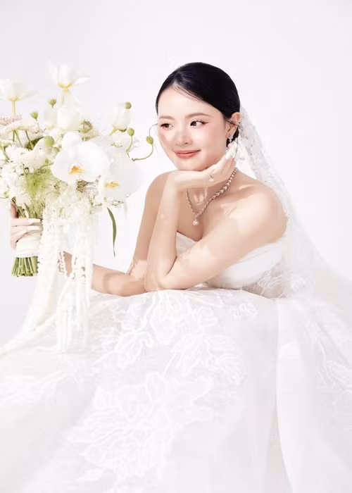 Midu được xem là "phú bà" của showbiz Việt còn chồng nữ diễn viên là thiếu gia Nhựa Duy Tân. Cả hai thực sự xứng đôi vừa lứa.