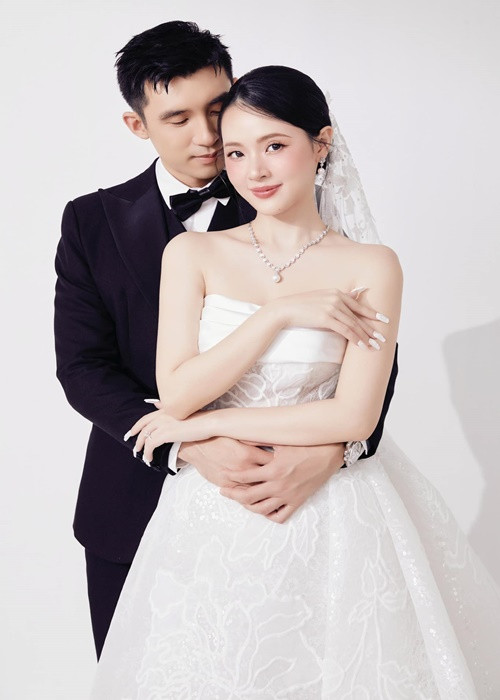 Minh Đạt dành cho Midu những cái ôm ấm áp, ánh mắt đắm đuối.