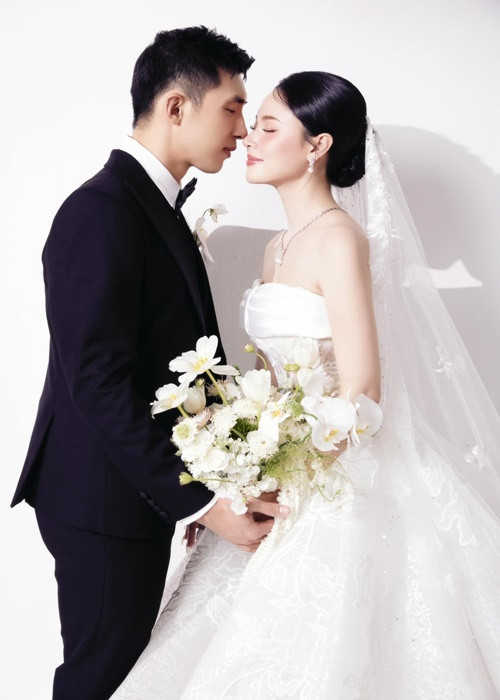 Vợ chồng Midu tạo dáng tình tứ trong bộ ảnh cưới.