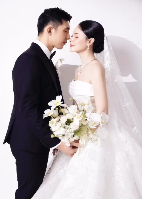 Vợ chồng Midu tạo dáng tình tứ trong bộ ảnh cưới.