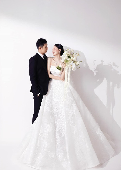 2 ngày trước đám cưới, diễn viên Midu chia sẻ bộ ảnh cưới đơn giản trong studio.