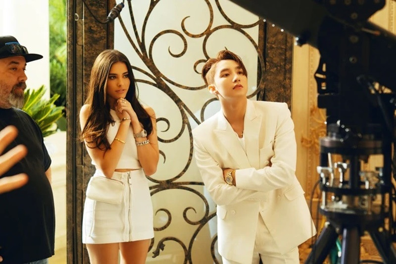 Trước khi tham gia MV "Hãy trao cho anh" của Sơn Tùng M-TP, Madison Beer đã nổi đình đám khi các bản cover nhạc của cô được Justin Bieber lăng xê nhiệt tình.