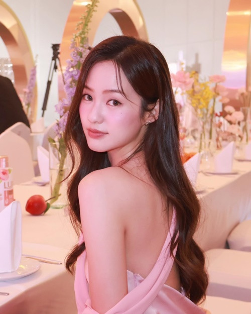 Nàng thơ của Sơn Tùng M-TP sở hữu vóc dáng thon gọn, gương mặt đẹp ngọt ngào.