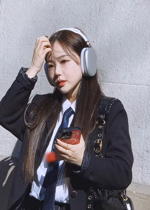 Cách đây 2 năm, hot girl Hong Young Ki chia sẻ việc được nhiều nam sinh cấp 2 xin số điện thoại làm quen vì nghĩ bằng tuổi.