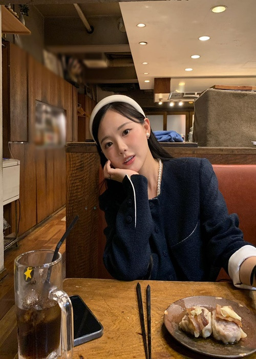 Hot girl người Hàn Quốc được khen trẻ hơn tuổi thật nhờ phong cách thời trang hiện đại.