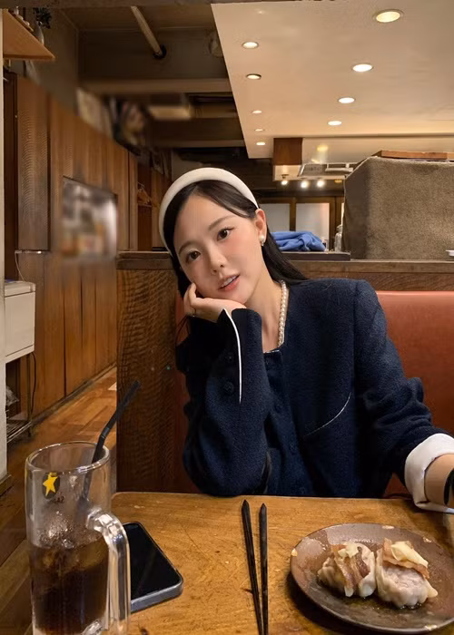 Hot girl người Hàn Quốc được khen trẻ hơn tuổi thật nhờ phong cách thời trang hiện đại.