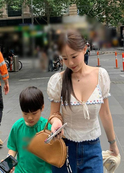 Cô nàng và con trai trông như chị em.