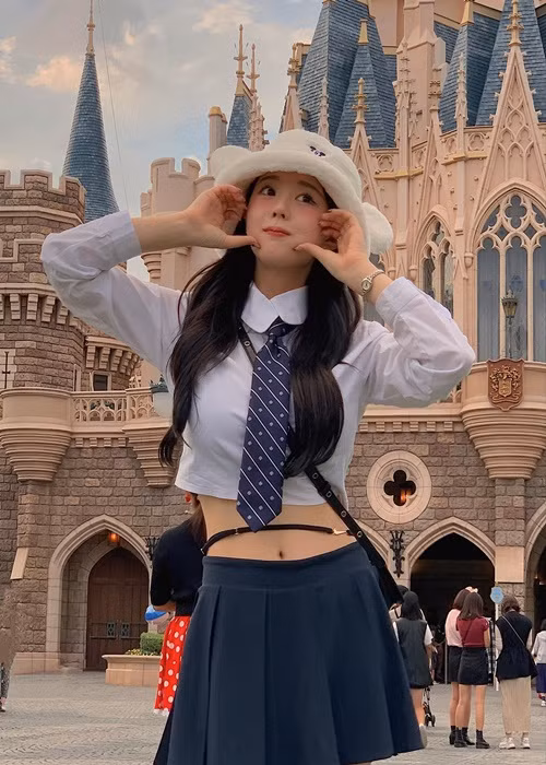 Cô nàng sinh năm 1992 nổi tiếng nhờ có khuôn mặt xinh tựa búp bê sống, vóc dáng thon gọn.