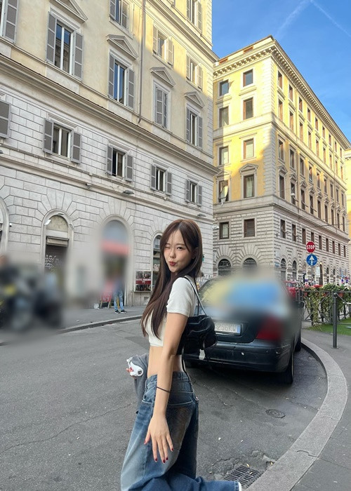 Cô nàng hiện tại là giám đốc điều hành của một trung tâm mua sắm trực tuyến.