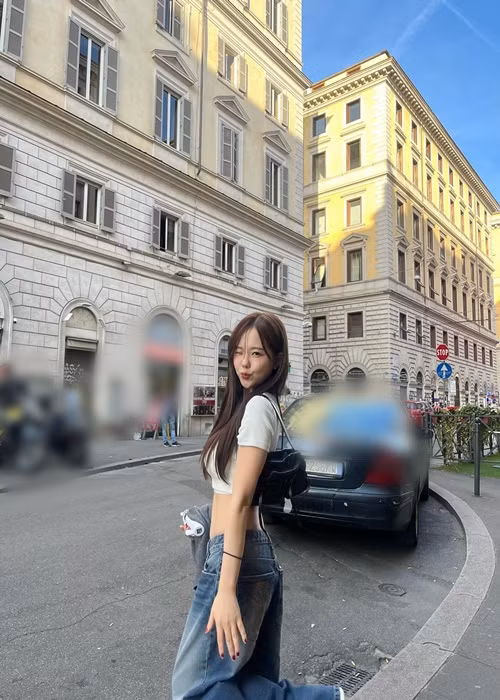 Cô nàng hiện tại là giám đốc điều hành của một trung tâm mua sắm trực tuyến.