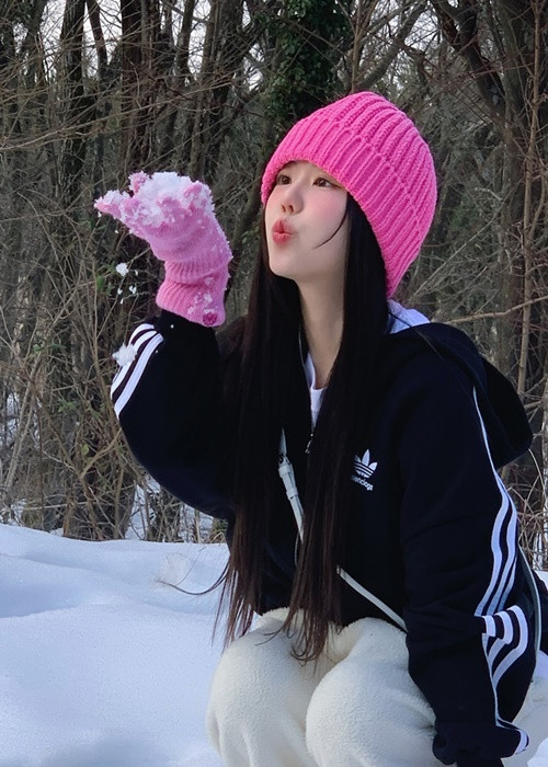 Hong Young Ki khoe nhan sắc trẻ thơ ở tuổi 34.