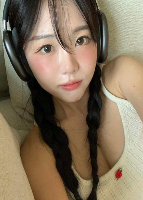 Sau khi sinh hai con vào năm 2013 và 2015, Hong Young Ki vẫn sở hữu nhan sắc hack tuổi.