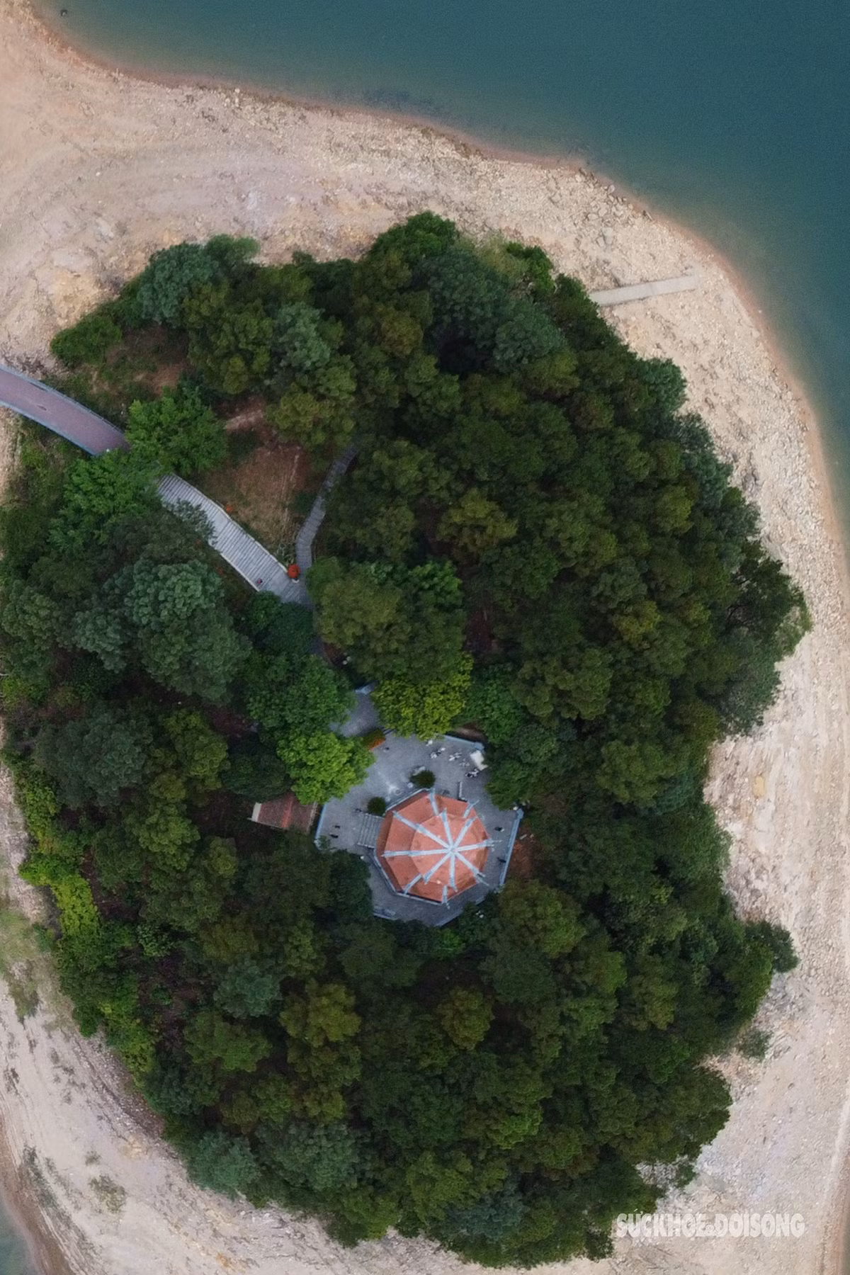 Đền thờ Tổng Bí thư Lê Duẩn nhìn từ trên cao.