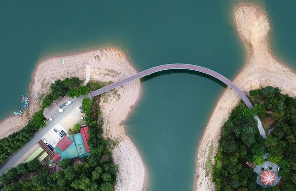 Tại hồ Kẻ Gỗ thuộc xã Cẩm Mỹ, huyện Cẩm Xuyên, tỉnh Hà Tĩnh có đền thờ Tổng Bí thư Lê Duẩn. Khi tới đây, du khách không thể bỏ qua địa điểm này.