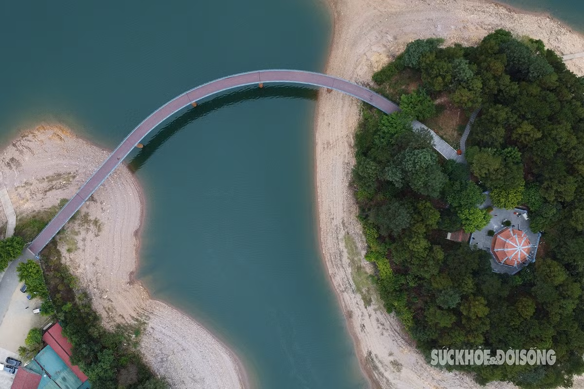 Tháng 10/2016, công trình đường và cầu vào đền thờ được xây dựng có tổng chiều dài trên 900m. Trong đó, cầu vượt Kẻ Gỗ vào đền thờ có chiều dài 132m, rộng 3,4m, với tổng mức đầu tư gần 25 tỷ đồng (gồm nguồn ngân sách 7,5 tỷ đồng, nguồn xã hội hóa 17,4 tỷ đồng).