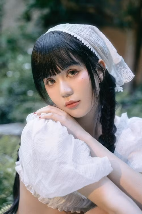 Ngọc Trinh tuyên bố sẽ kiện người này ra tòa. Trước động thái cứng rắn của chân dài gốc Trà Vinh, người hàng xóm lẳng lặng đổi tên tài khoản mạng xã hội và xóa tất cả clip quay lén.