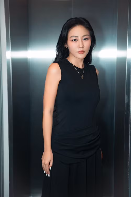 Cuối năm 2019, 5 clip nhạy cảm của Văn Mai Hương được trích xuất từ camera tại nhà riêng bị kẻ xấu tung lên mạng.