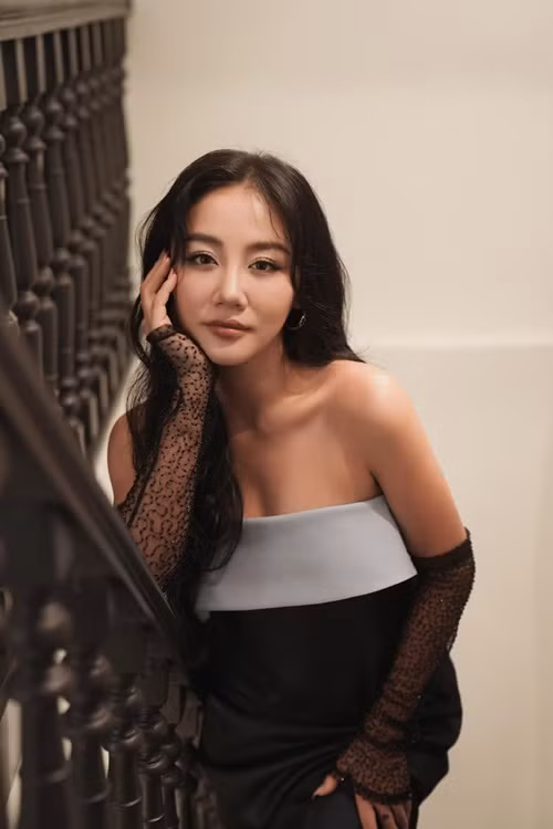 Trong tin nhắn gửi người bạn thân sau sự cố bị rò rỉ clip riêng tư, nữ ca sĩ không giấu được sự bế tắc. “Em chỉ muốn chết thôi”, Văn Mai Hương viết. Sau đó, nữ ca sĩ đã nhờ cơ quan chức năng hỗ trợ để tìm người đã hack camera và tung clip riêng tư của cô lên mạng.