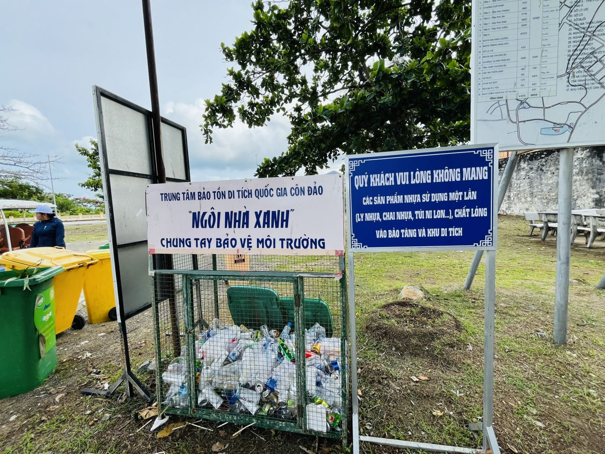Hiện nay, các điểm du lịch tại huyện Côn Đảo đều có các điểm thu gom rác thải nhựa của du khách trước khi lên tham qua tại đảo.