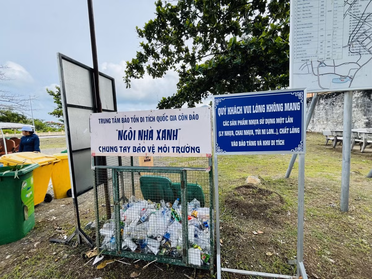 Hiện nay, các điểm du lịch tại huyện Côn Đảo đều có các điểm thu gom rác thải nhựa của du khách trước khi lên tham qua tại đảo.