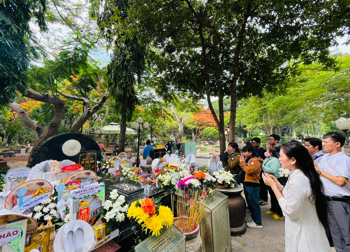 Các đại biểu, du khách đến từ các tỉnh đã thắp hương tưởng nhớ về người anh hùng lực lượng vũ trang nhân dân Võ Thị Sáu. Ngày nay, phần mộ của nữ anh hùng tại huyện Côn Đảo có rất nhiều người dân trên cả nước đến thăm viếng.