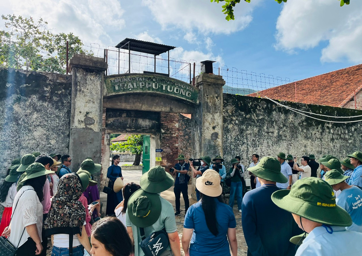 Du khách đến tham quan tìm hiểu về phong trào đấu tranh cách mạng tại trại Phú Tường chuồng cọp Pháp và trại Phú Bình chuồng cọp Mỹ. Đây là những nơi khởi đầu cuộc nổi dậy giải phóng Côn Đảo năm 1975. Những chuồng Cọp này được xây dựng rất kiên cố nhằm giam giữ tù nhân chính trị.