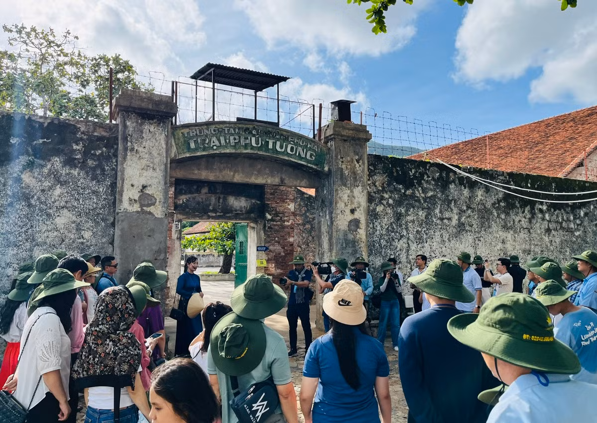 Du khách đến tham quan tìm hiểu về phong trào đấu tranh cách mạng tại trại Phú Tường chuồng cọp Pháp và trại Phú Bình chuồng cọp Mỹ. Đây là những nơi khởi đầu cuộc nổi dậy giải phóng Côn Đảo năm 1975. Những chuồng Cọp này được xây dựng rất kiên cố nhằm giam giữ tù nhân chính trị.