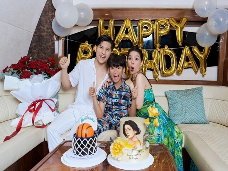 Sinh nhật Lệ Quyên năm 2021, Lâm Bảo Châu cùng bạn bè bí mật tổ chức buổi tiệc trên biển. Năm 2023, Lâm Bảo Châu tự tay trang trí tiệc sinh nhật cho Lệ Quyên khiến nữ ca sĩ bất ngờ. Ảnh: FBNV.