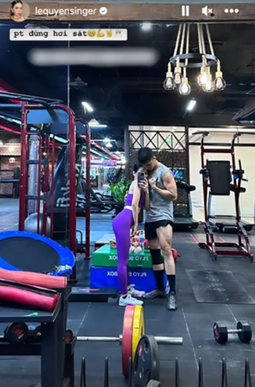 Với kinh nghiệm tập gym nhiều năm, Lâm Bảo Châu hướng dẫn cho Lệ Quyên tập luyện. Nam người mẫu còn sẵn sàng vào bếp ăn cho bạn gái hơn tuổi. Ảnh: Người Đưa Tin.