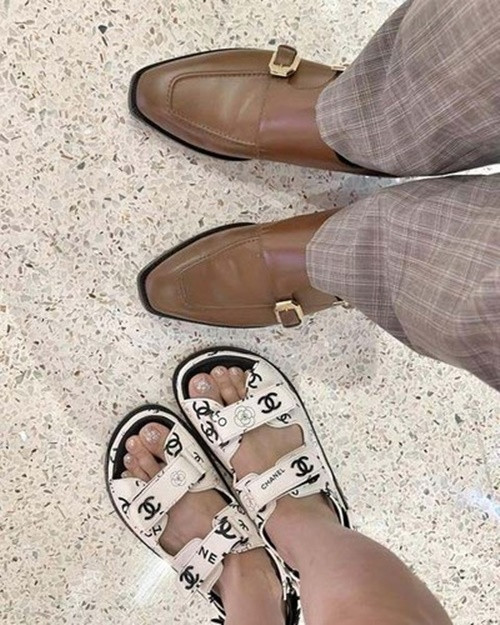 Lệ Quyên và Lâm Bảo Châu nhiều lần vướng tin đồn chia tay. Tháng 7/2023, nữ ca sĩ viết: "Em có thể yêu bằng cả lý trí nhưng không thể bằng lòng tin nát vụn". Nhanh chóng, chuyện tình của cô bị cộng đồng mạng soi mói. Trước nghi vấn chia tay, Lâm Bảo Châu đăng clip anh và người yêu tình tứ, vui vẻ dắt tay nhau. Ảnh: FBNV.