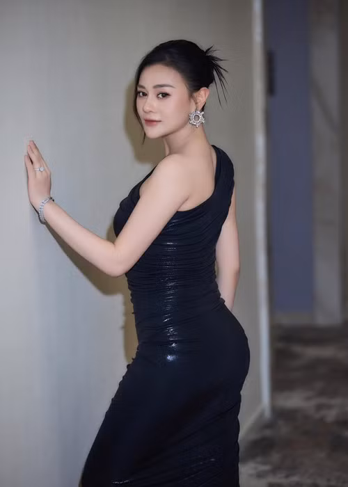 Vóc dáng của bà mẹ hai con thon gọn, gợi cảm không kém thời son rỗi.