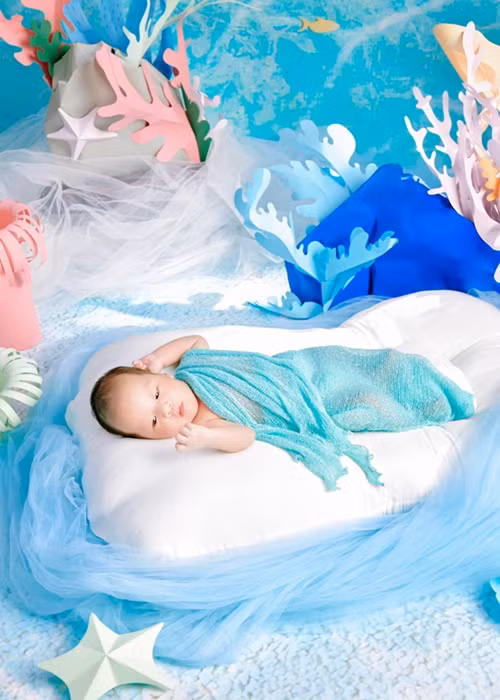 Bé Jimmy - con trai Phương Oanh có biểu cảm khá suy tư.