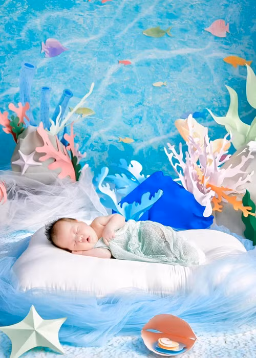 "Váy lệch vai sexy quá! Mình phải kéo lên 1 chút", Phương Oanh viết khi khoe ảnh con gái Jenny.