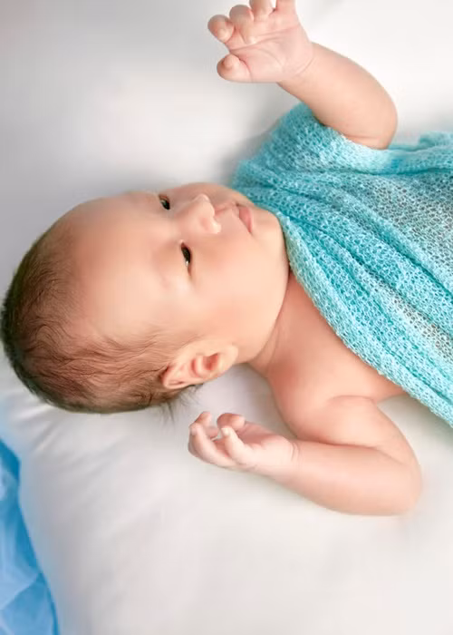 Quý tử nhà Shark Bình được nhận xét có nhiều nét giống bố.